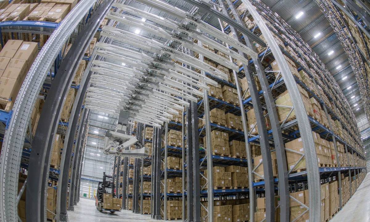 Warehouse with high-bay racking
